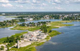 Haapsalu Marienholmi poolsaare suurarendus kerkib kiiresti.  Infrastruktuur on valmis; kliendid saabuvad tihti meritsi